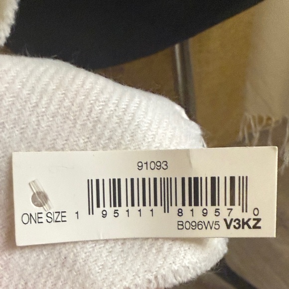 Amazon Essentials Cream Scarf - Picture 5 of 5